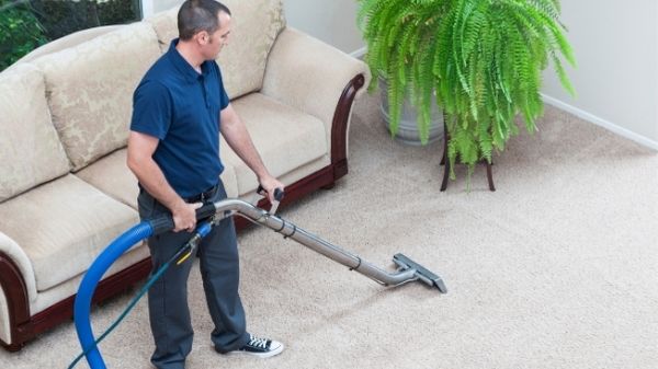 steam cleaning carpet